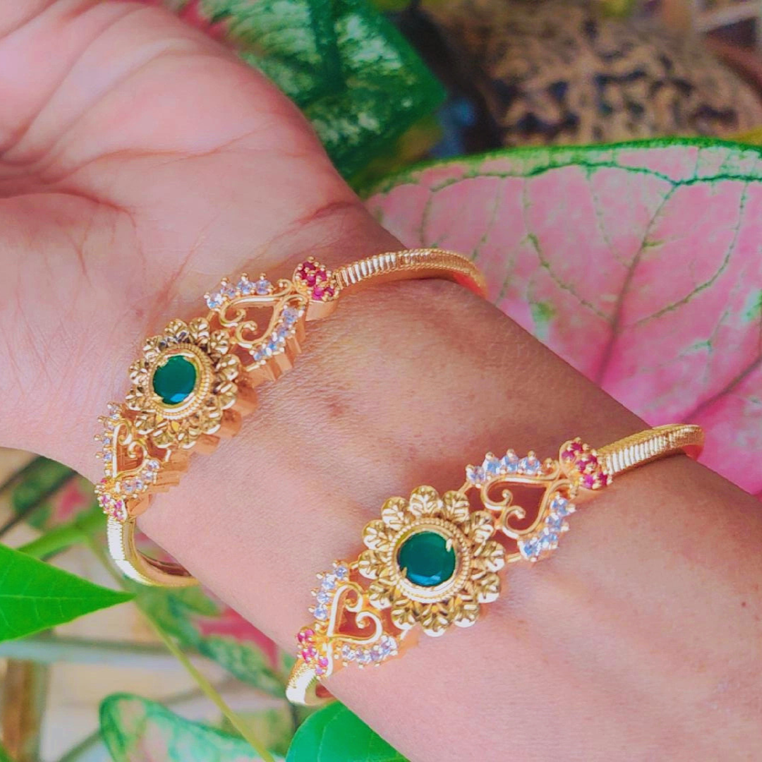 EMERALD MUGAPPU NAGAS BANGLES