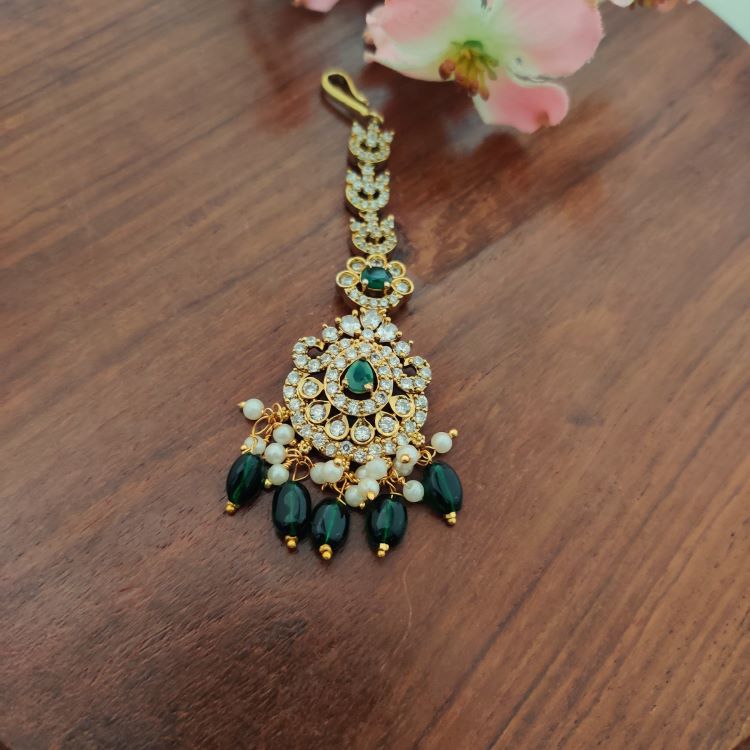 1GM GOLD EMERALD MAANG TIKKA