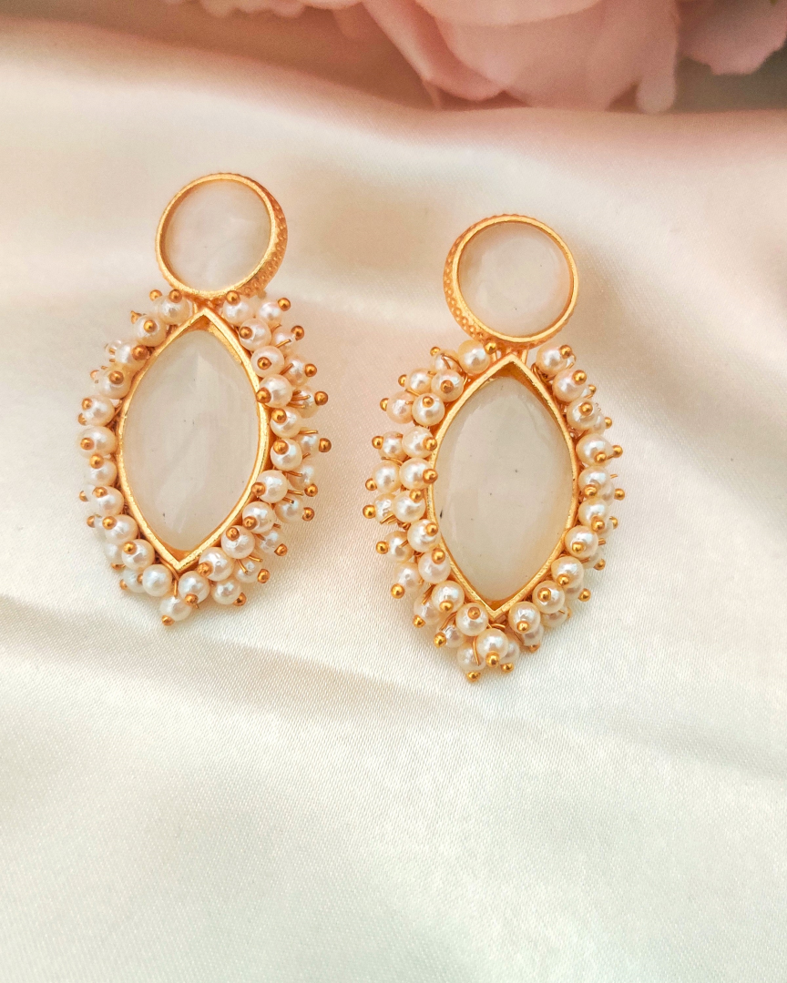 WHITE AAPTI STONE EARRINGS