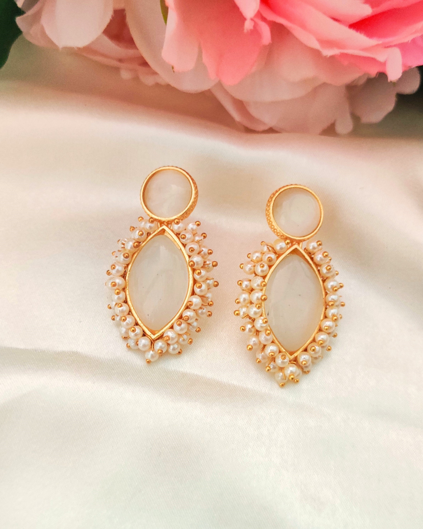 WHITE AAPTI STONE EARRINGS