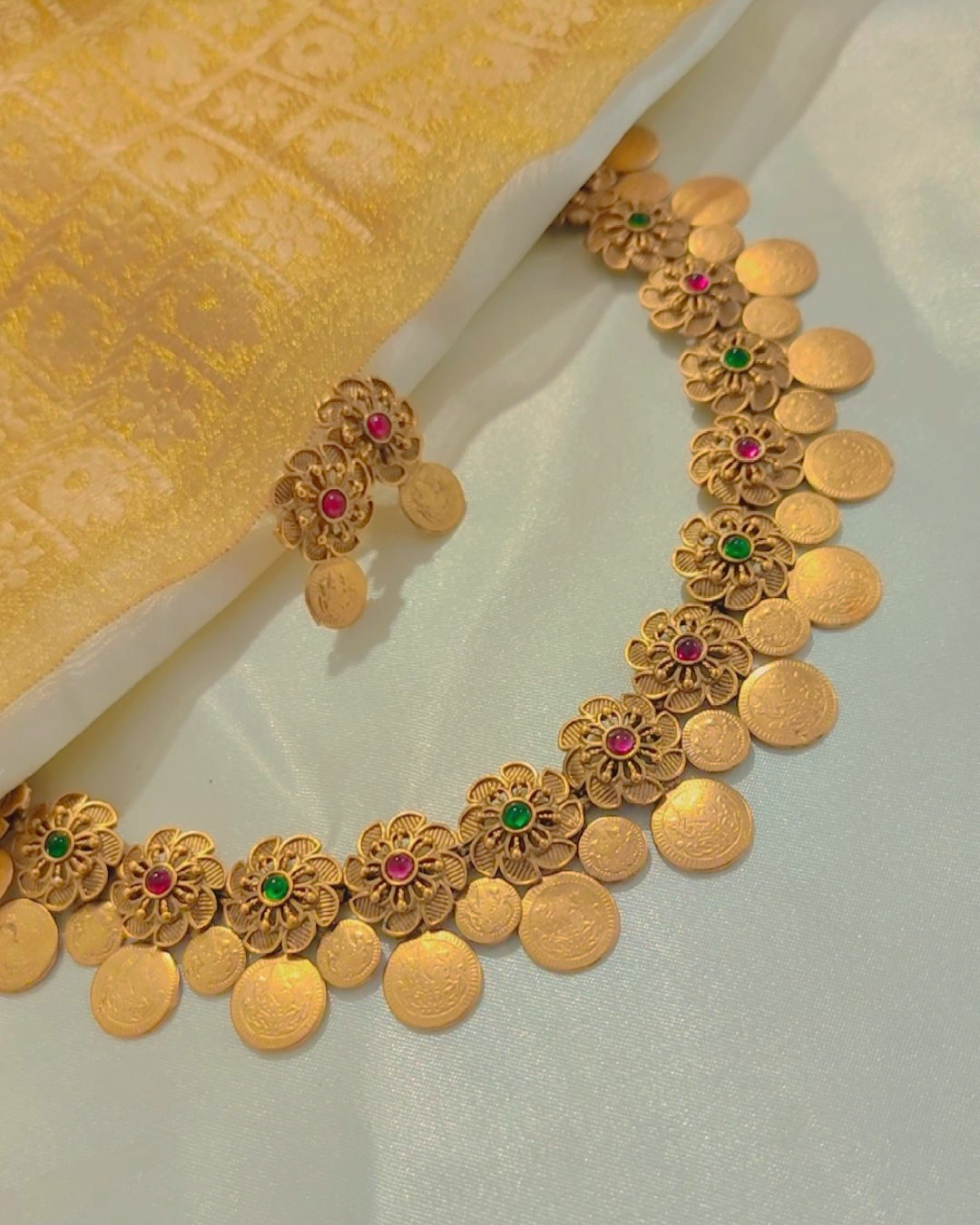 MULTICOLOR VARYA TEMPLE JEWELLERY SET