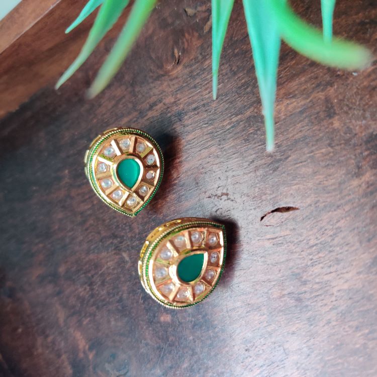 EMERALD MARIYA STUD EARRINGS