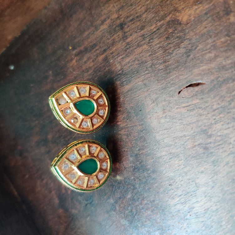 EMERALD MARIYA STUD EARRINGS